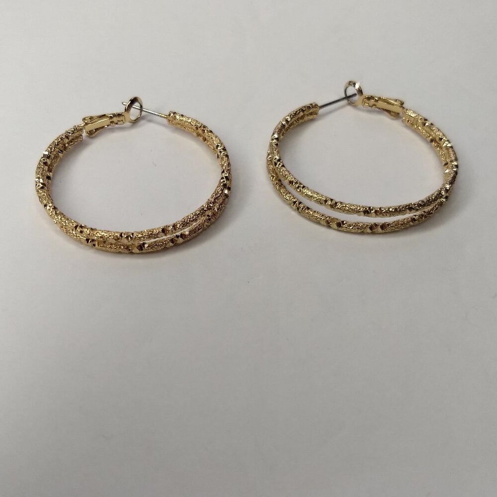 Textured Gold Tone Double Hoop Earrings Pierced Preppy Classic Glam 1.25" Inch